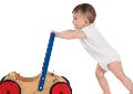 Mẹo dân gian giúp trẻ nhanh biết đi