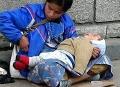 Tại sao những đứa trẻ trên tay người ăn xin luôn ngủ